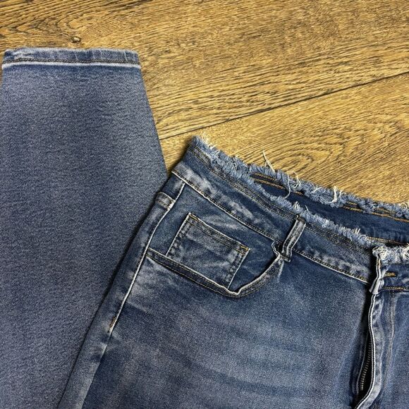 (161)Distressed Skinny Jeans - Picture 2 of 10